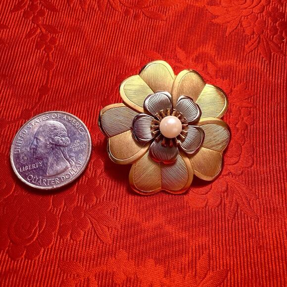 VTG Gold Tone Silver Tone Petals Pearl Flower Brooch Pin Retro 50’s Classic - Picture 11 of 11